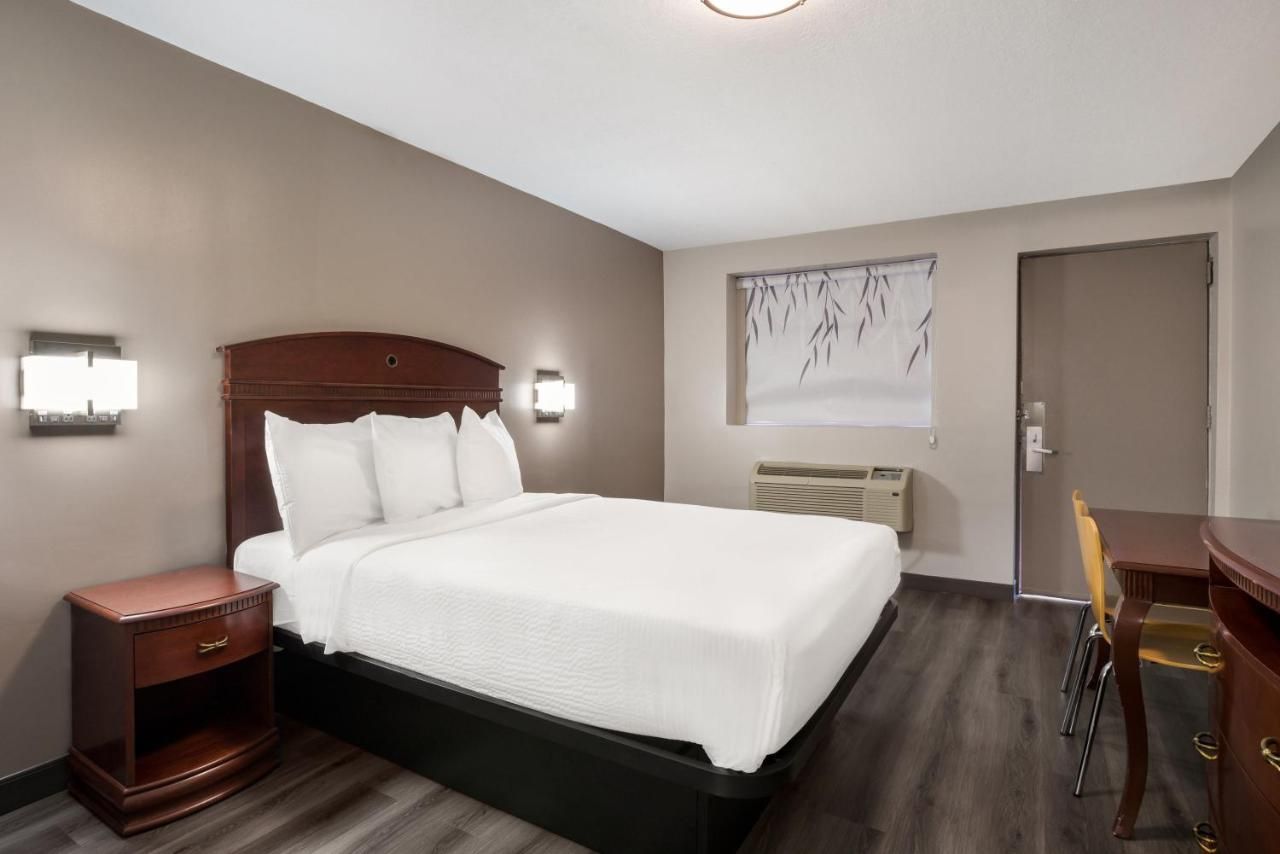 Red Carpet inn Edison 9