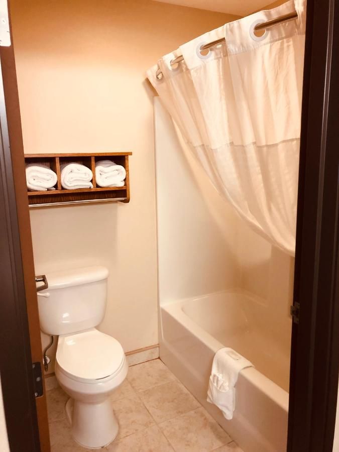 Shenandoah Inn & Suites 9