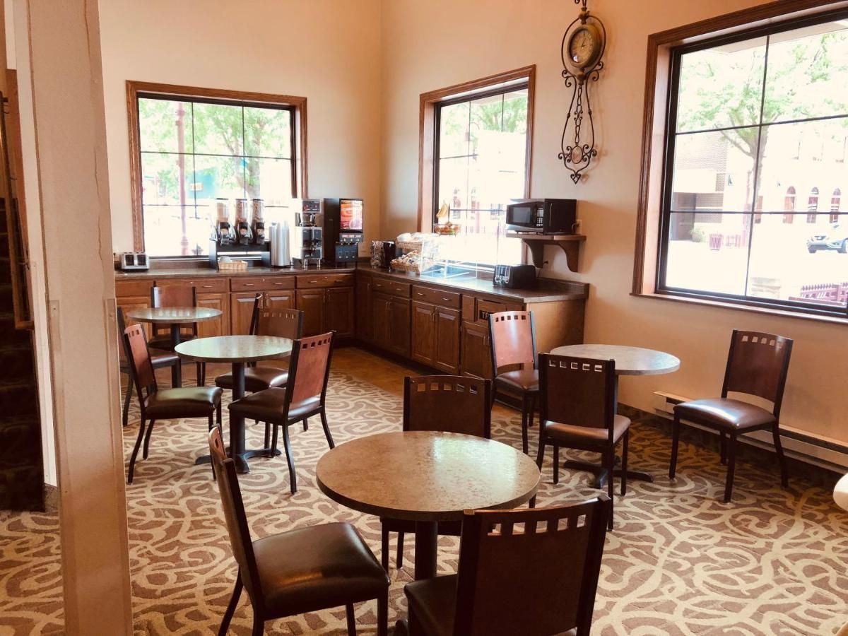 Shenandoah Inn & Suites 6