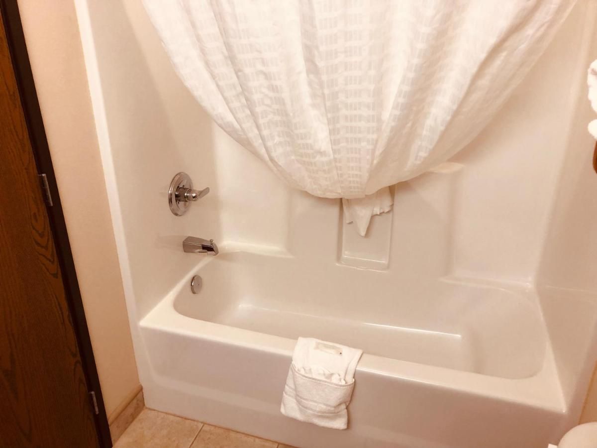 Shenandoah Inn & Suites 7