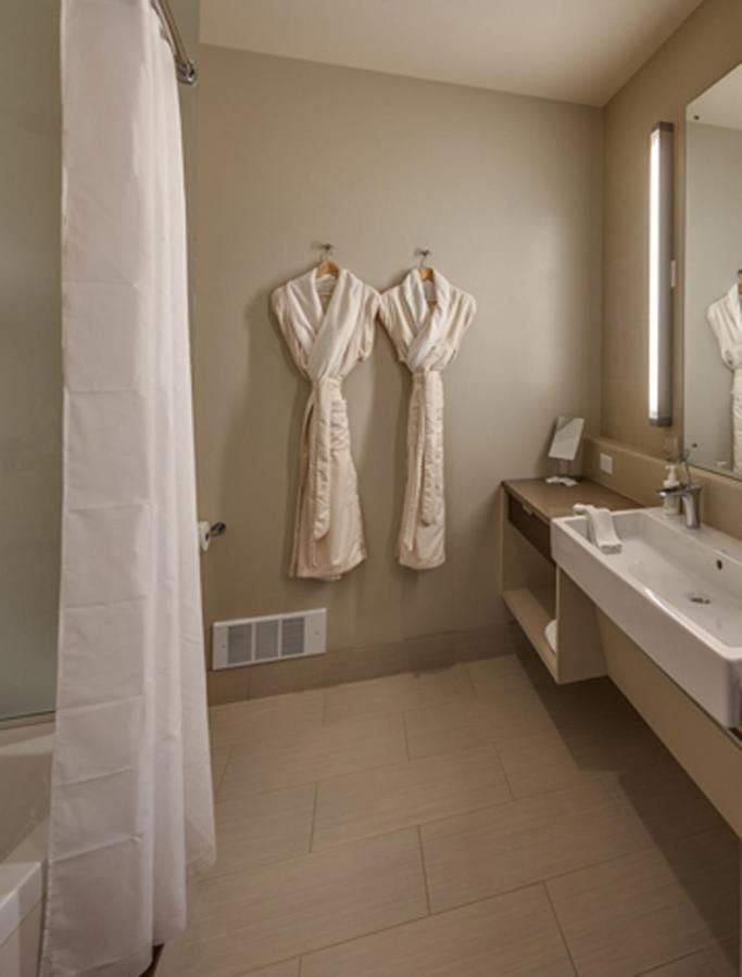 Island Inn at 123 West 7