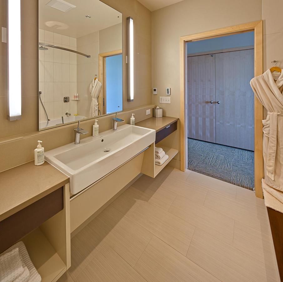 Island Inn at 123 West 10
