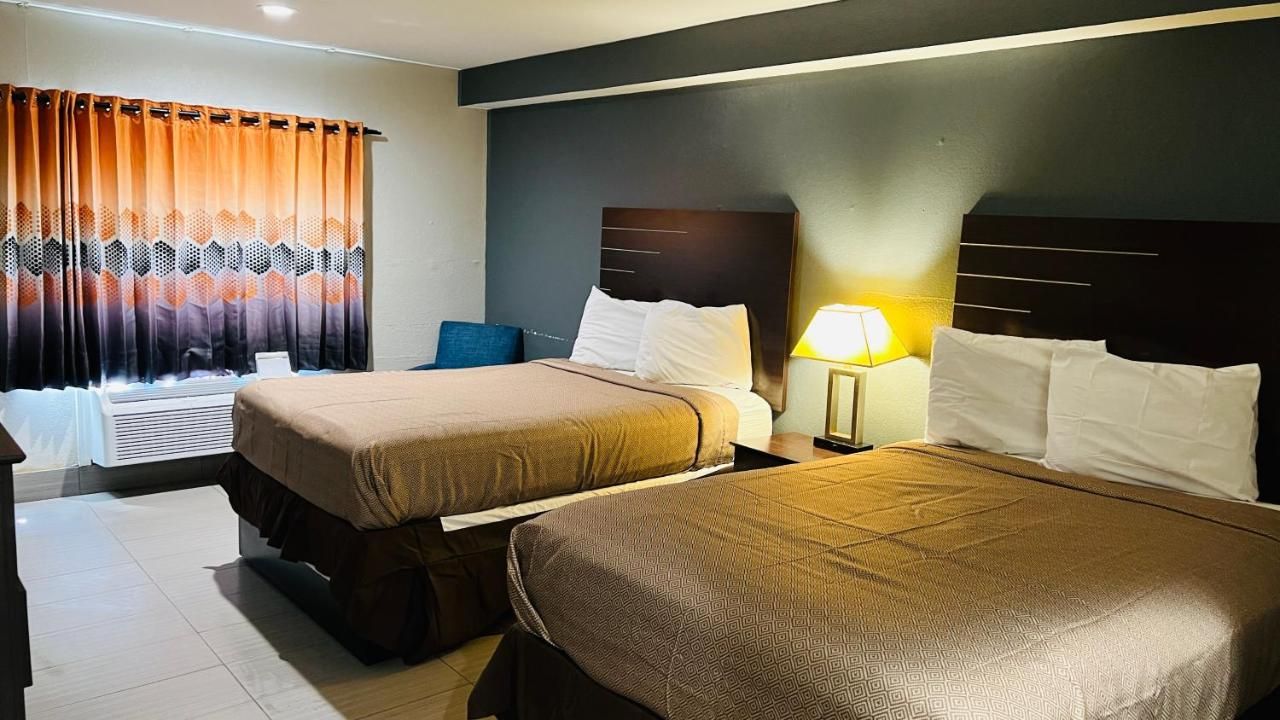 REGENCY INN & SUITS 10