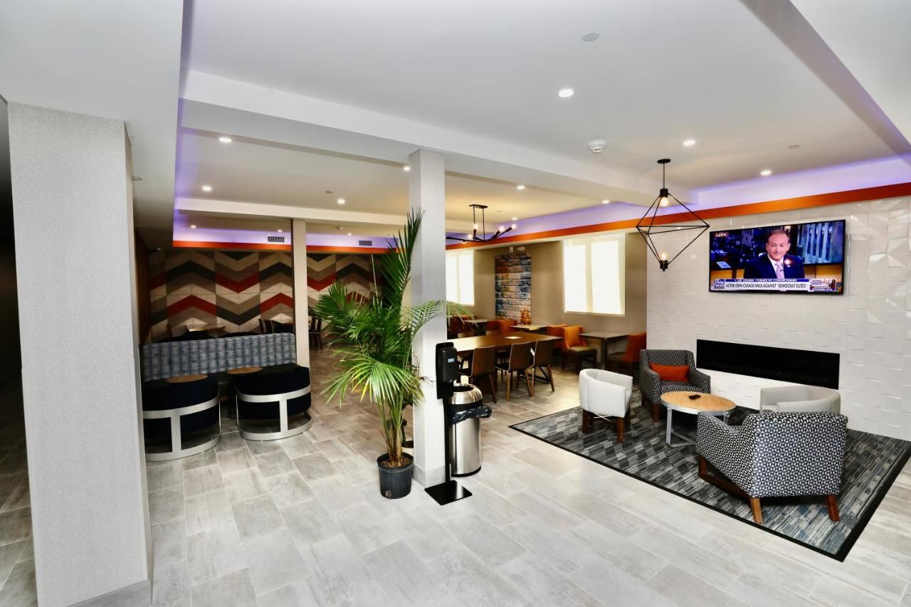 La Quinta Inn & Suites by Wyndham Williston Burlington 7