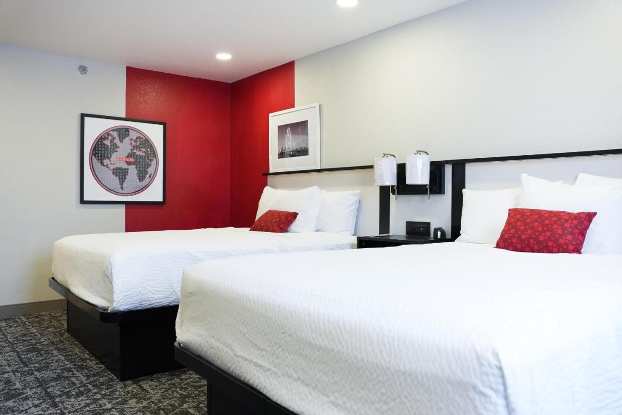 Ramada by Wyndham DFW Airport 8