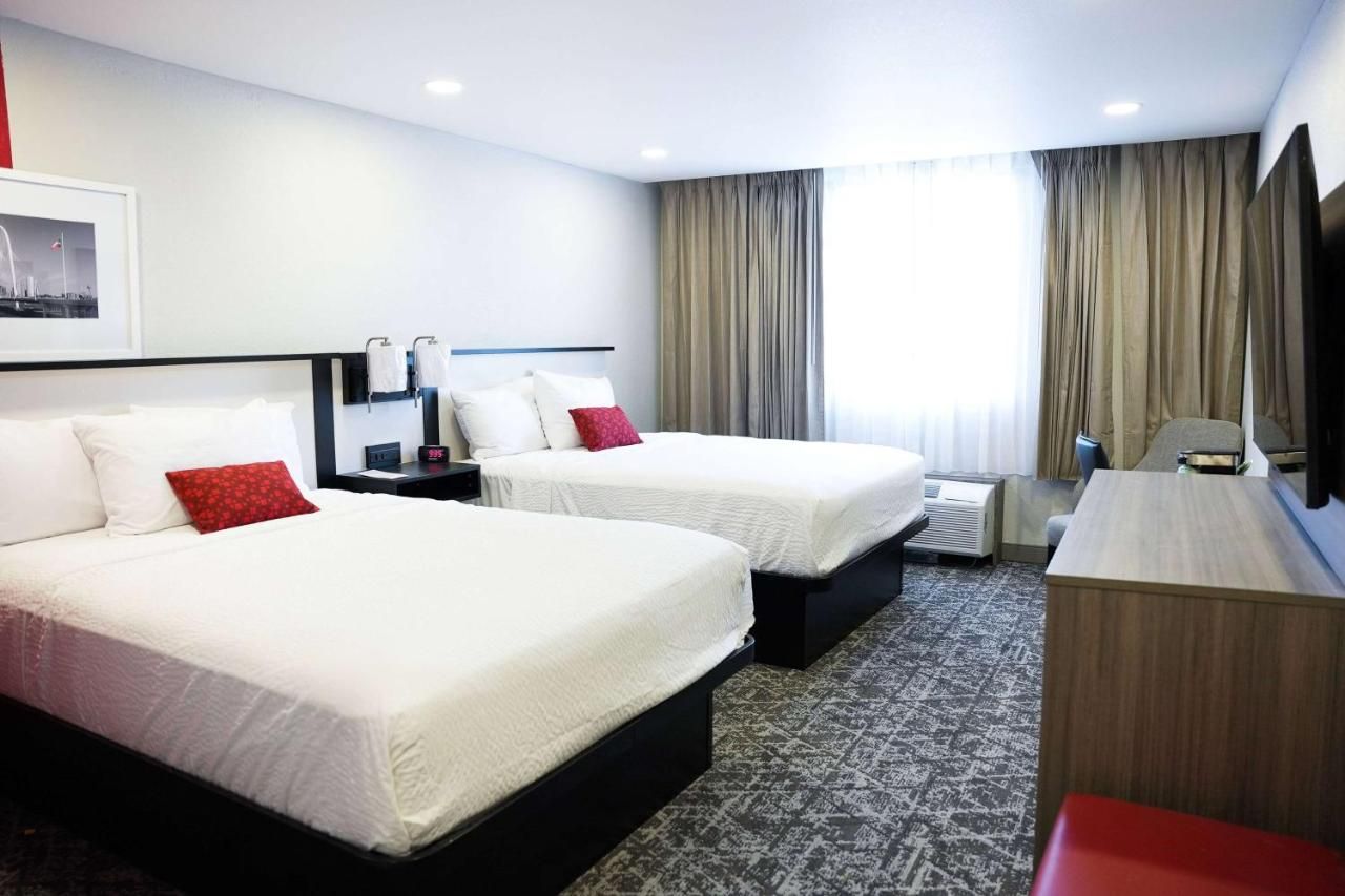 Ramada by Wyndham DFW Airport 10