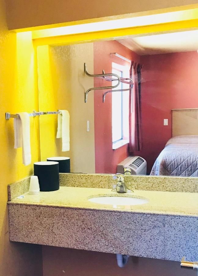 Camino Real Motel 8