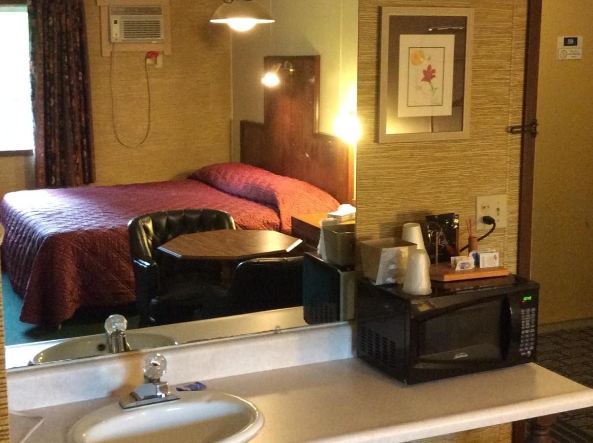 Burr Oak Motel 7