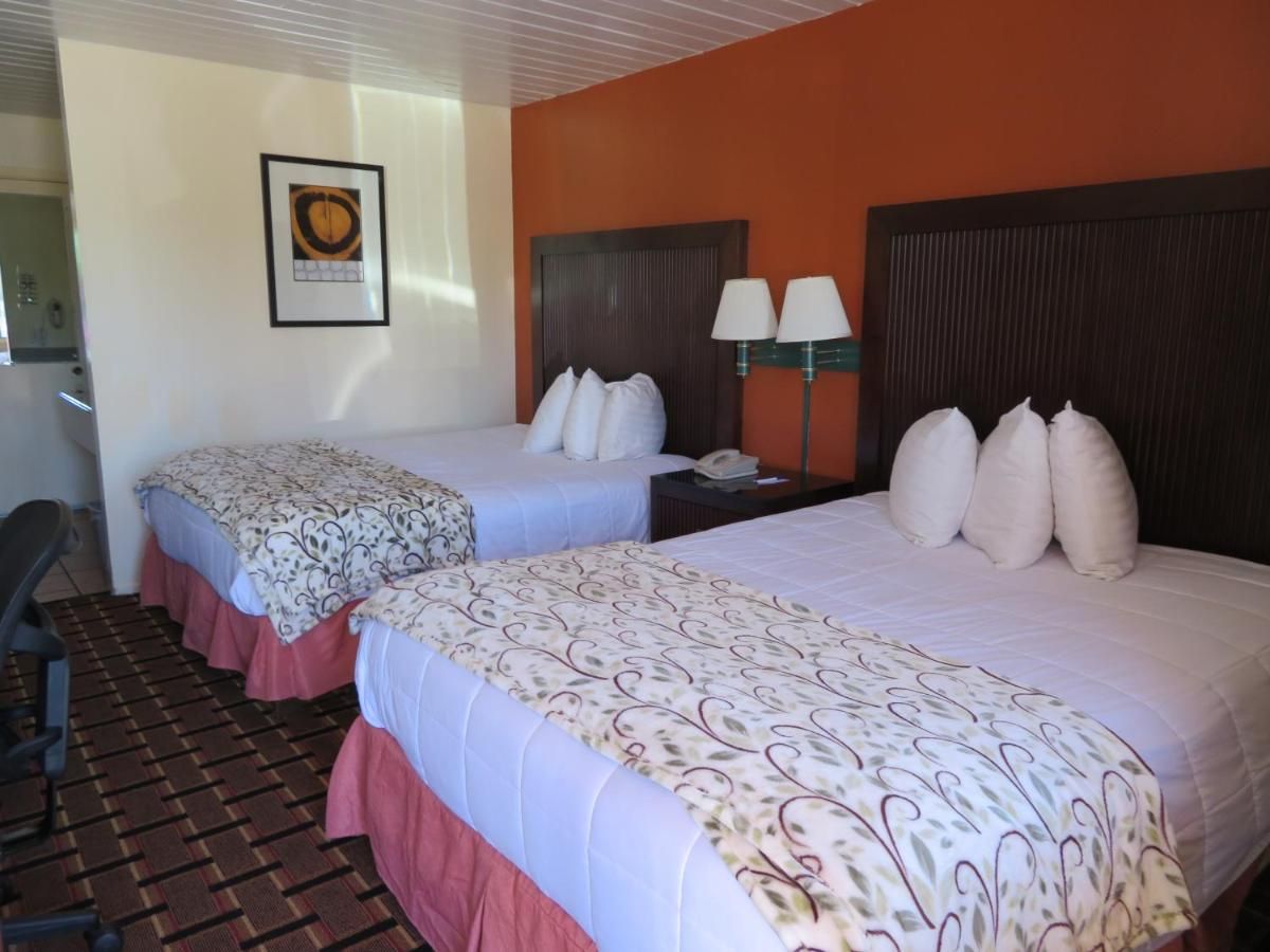 Royal Crest Motel 10