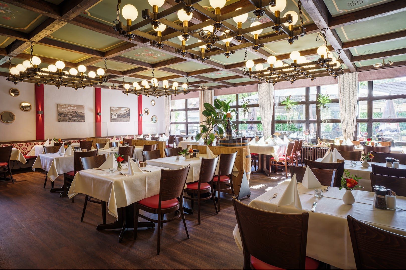 Hotel-Restaurant Dechbettener Hof | Lieferdienst: Die rasenden Schweizer 6
