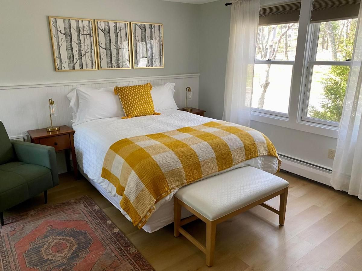 Hanscom's Motel & Cottages 6