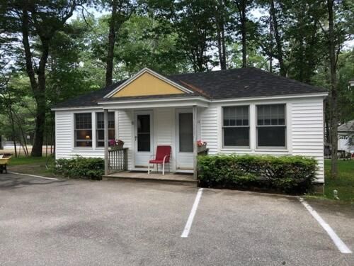 Hanscom's Motel & Cottages 8