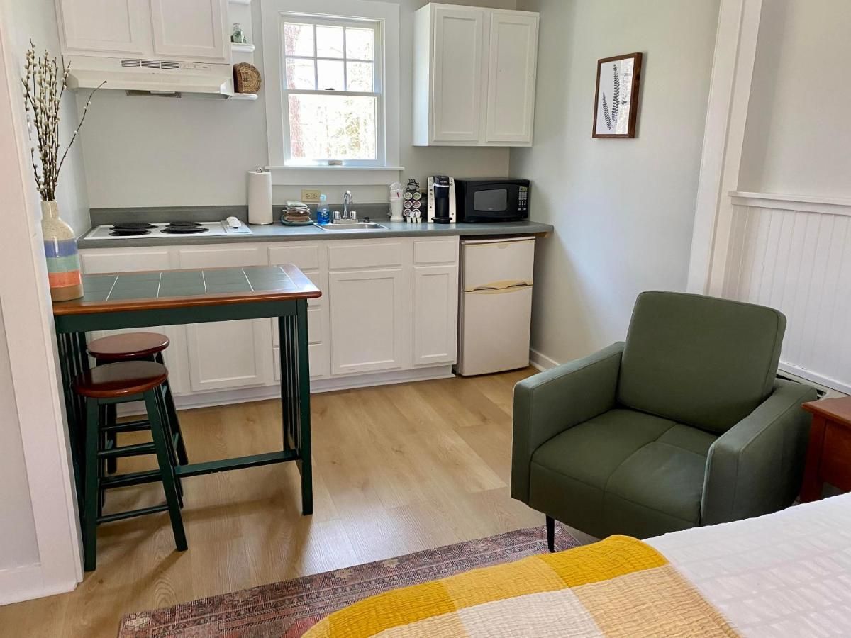 Hanscom's Motel & Cottages 10