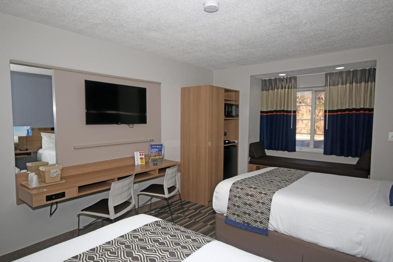 Microtel Inn by Wyndham Greensboro 10