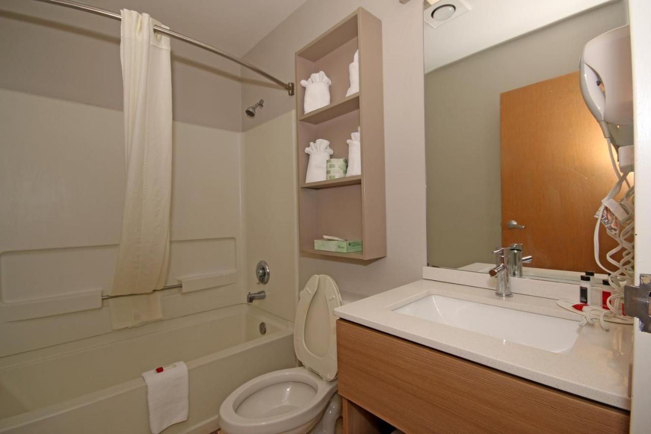 Microtel Inn by Wyndham Greensboro 7