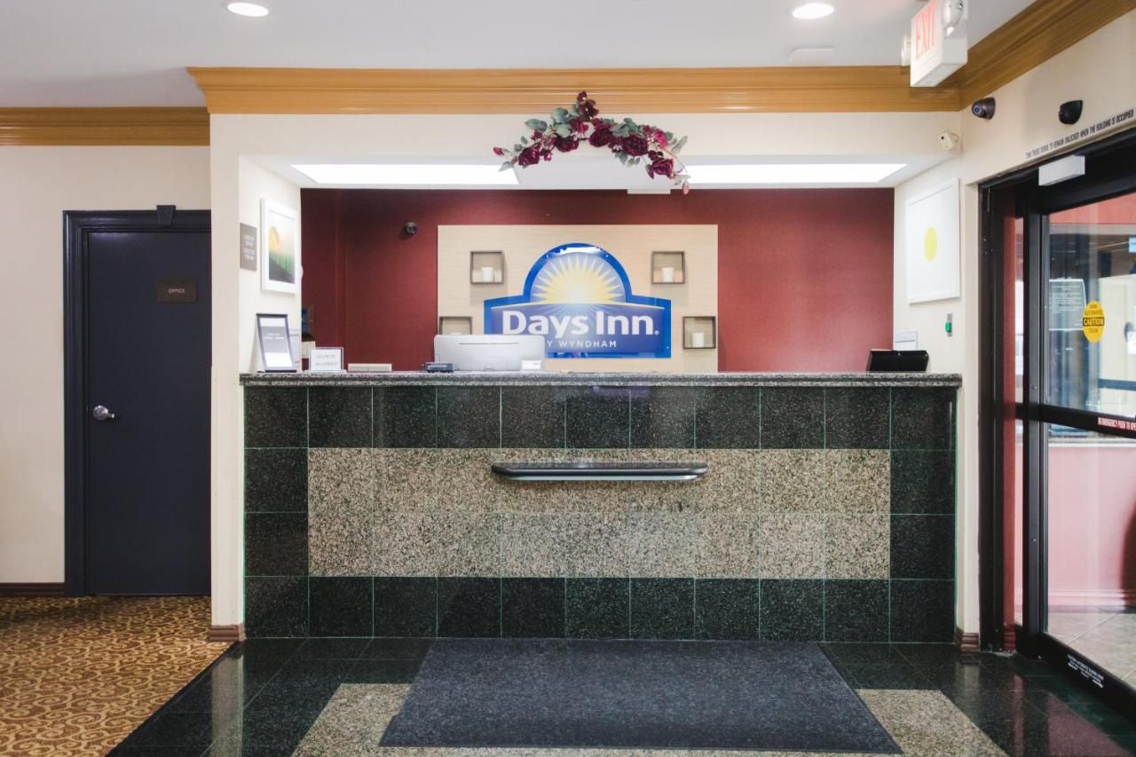 Days Inn by Wyndham Rosenberg 6