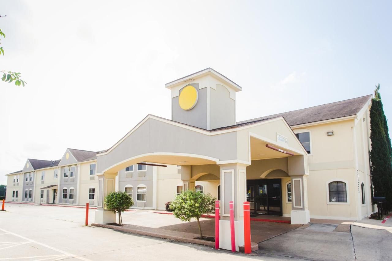 Days Inn by Wyndham Rosenberg 10