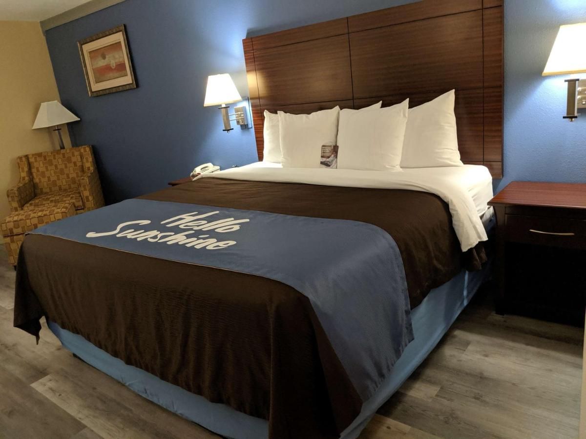Days Inn by Wyndham Rosenberg 9