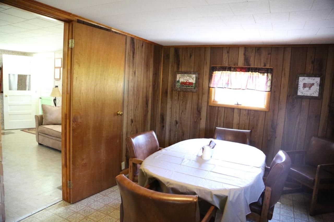 Rowe's Adirondack Cabins of Schroon Lake 8
