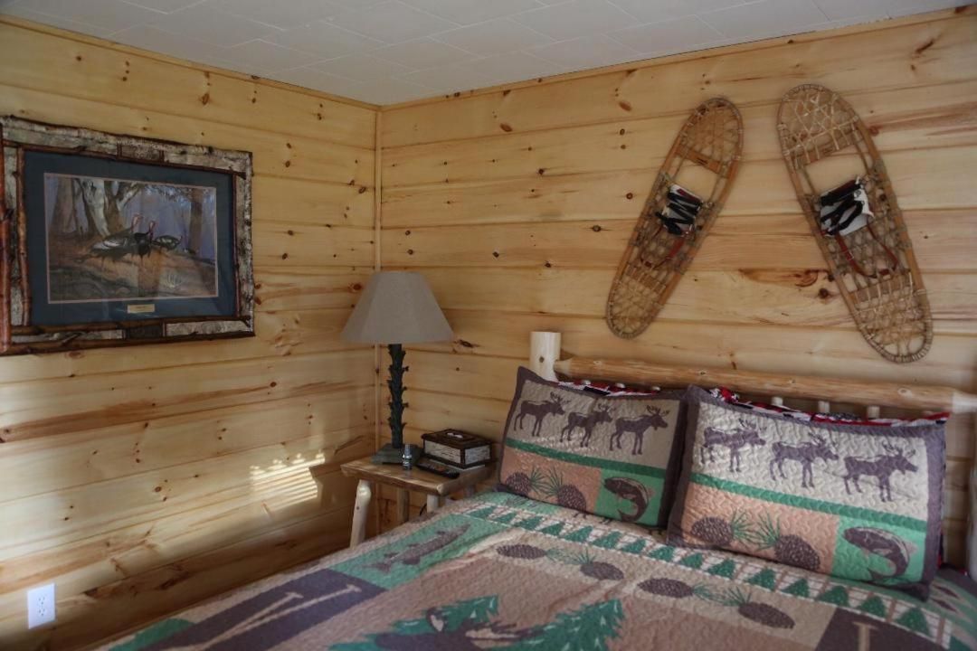 Rowe's Adirondack Cabins of Schroon Lake 6