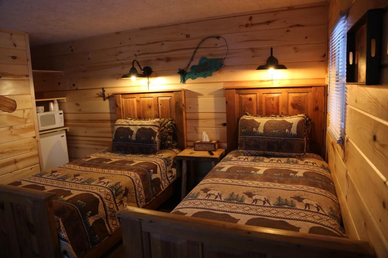 Rowe's Adirondack Cabins of Schroon Lake 10