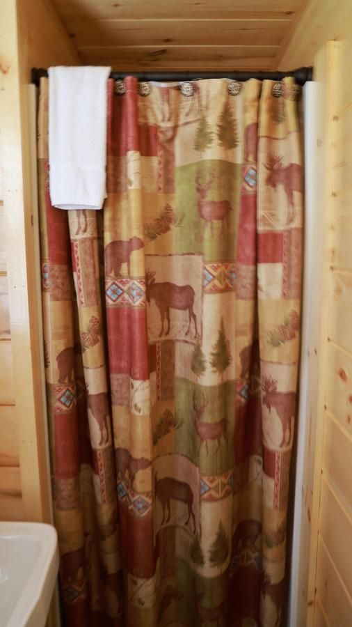 Rowe's Adirondack Cabins of Schroon Lake 9
