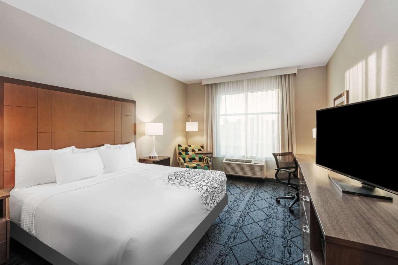 La Quinta Inn & Suites by Wyndham Kansas City Beacon Hill 9