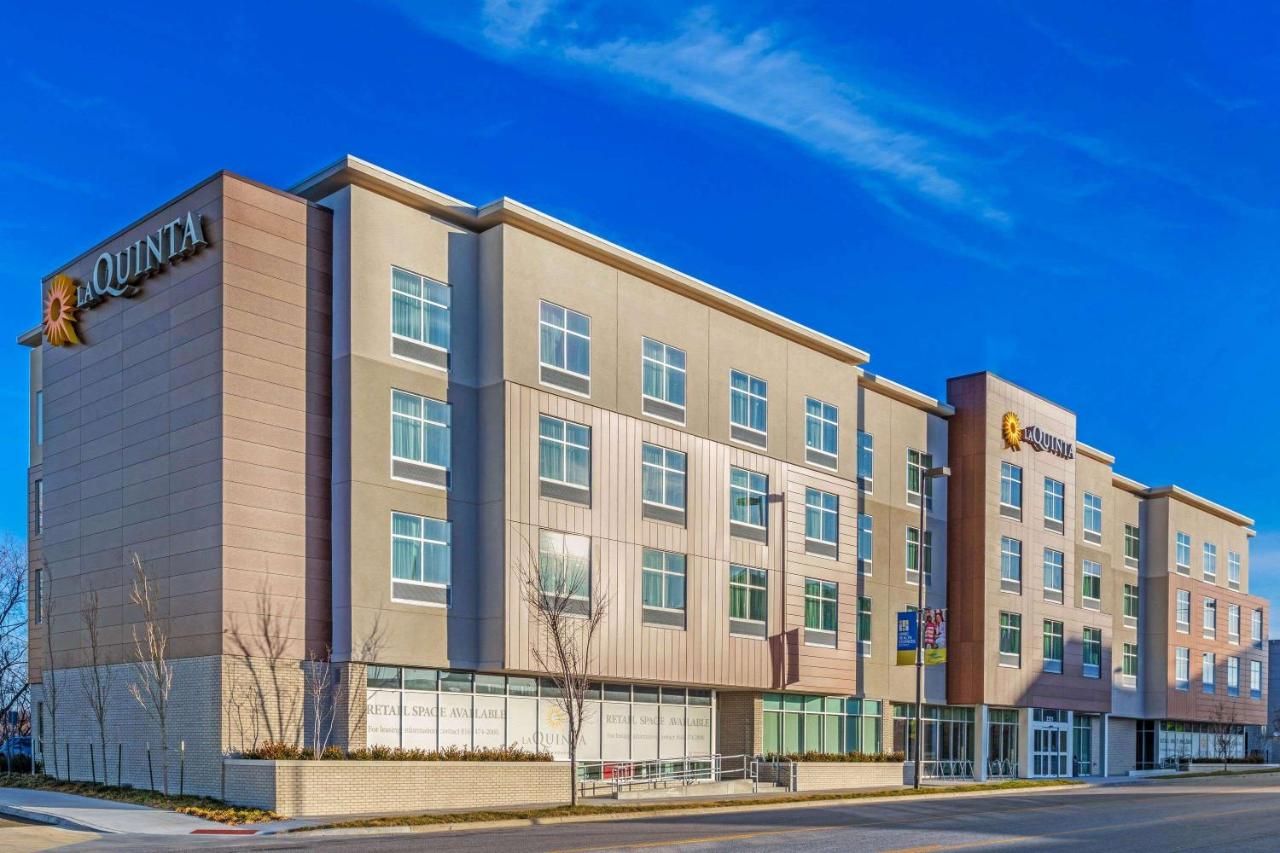 La Quinta Inn & Suites by Wyndham Kansas City Beacon Hill 10