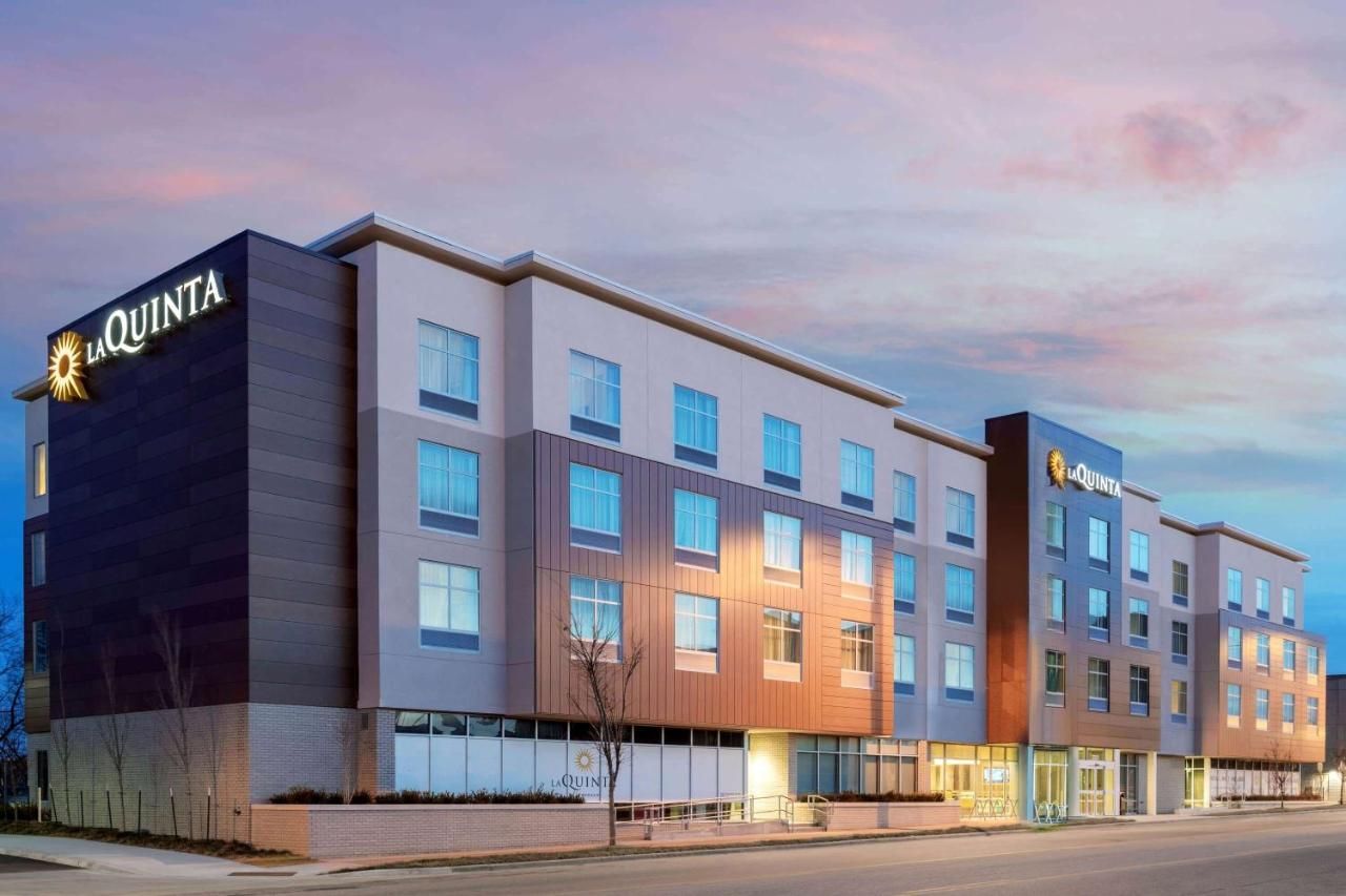 La Quinta Inn & Suites by Wyndham Kansas City Beacon Hill 8