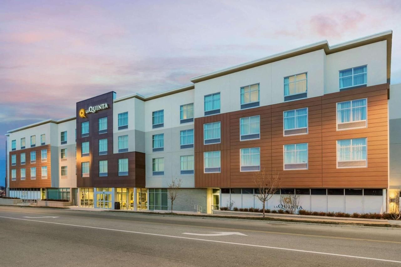 La Quinta Inn & Suites by Wyndham Kansas City Beacon Hill 7