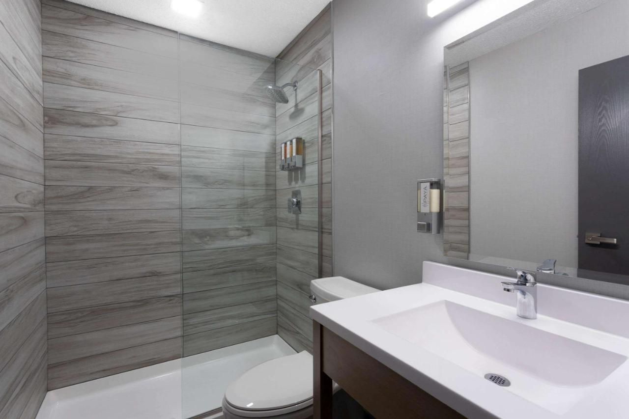 Travelodge by Wyndham Elkhart 9